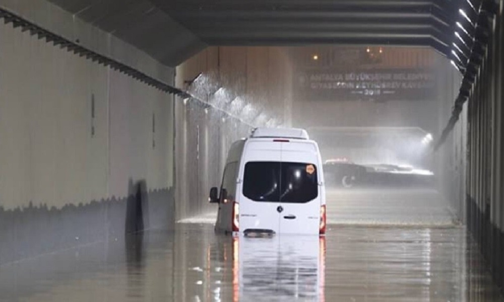 بالفيديو: الفيضانات تُغرق أنطاليا التركية