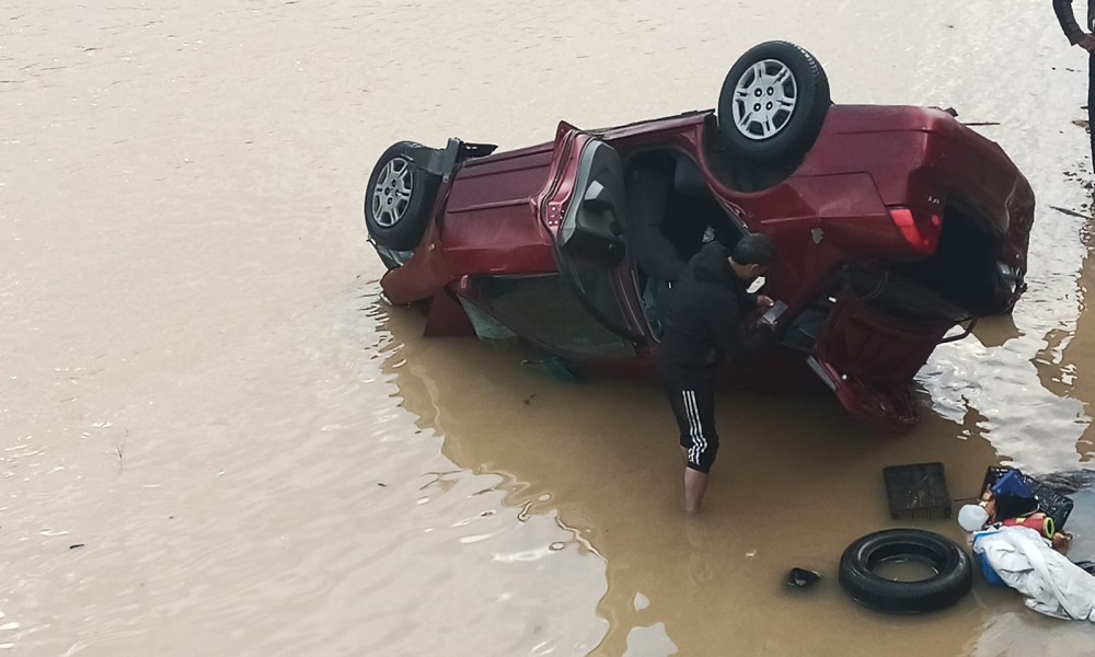 بالفيديو: سيارة في نهر بيروت… وسقوط قتيل!