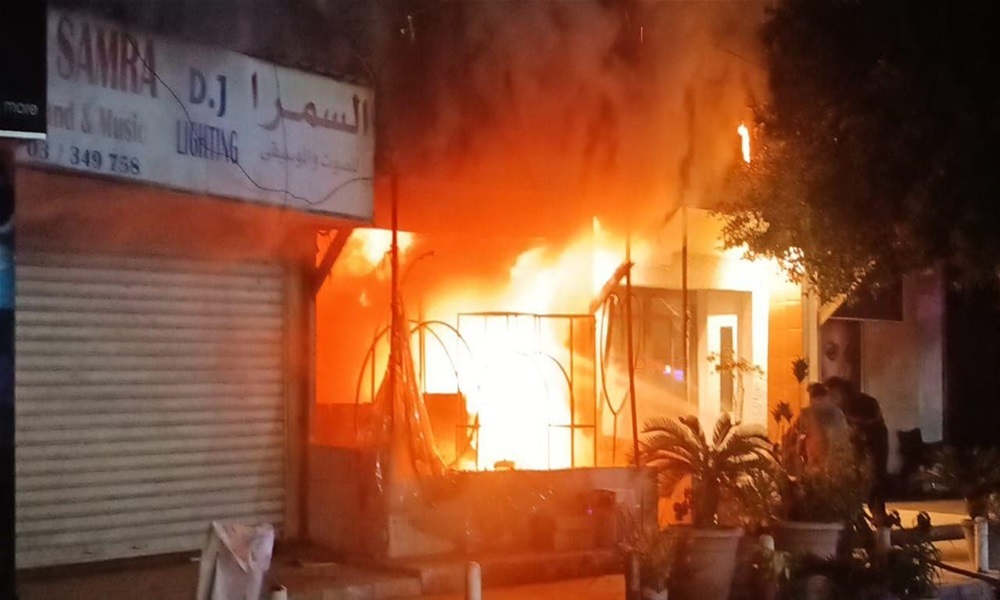 بالفيديو: إطلاق نار وإحراق محل في صور