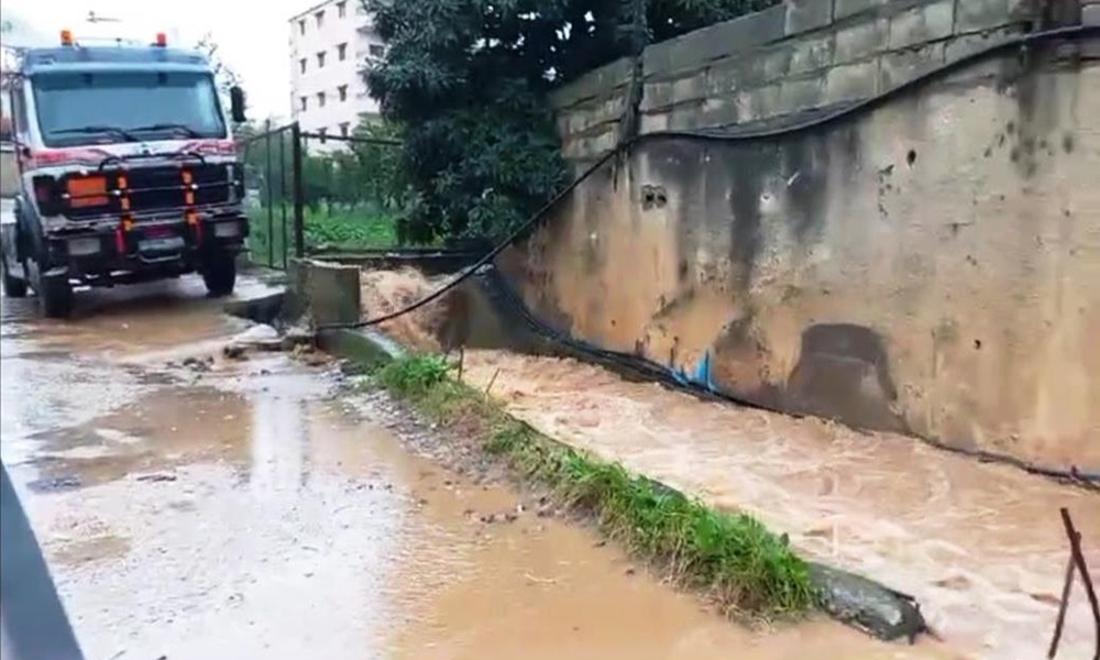 مياه الأمطار تغمر الطرقات في المنية