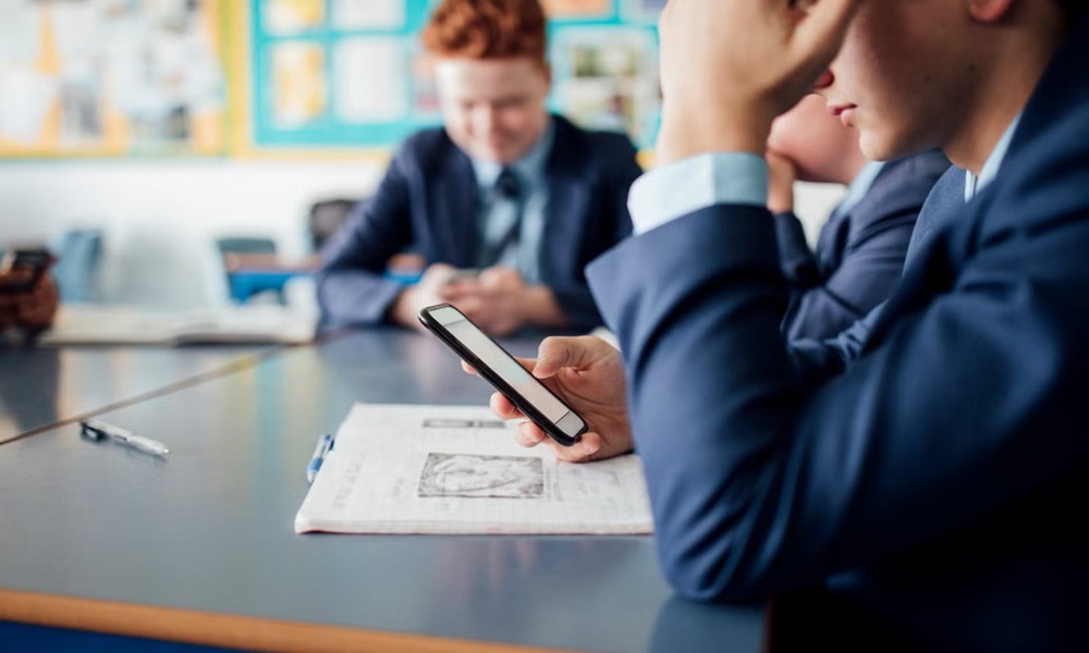 مدارس بريطانيا تفرض حظرًا على استخدام الهواتف