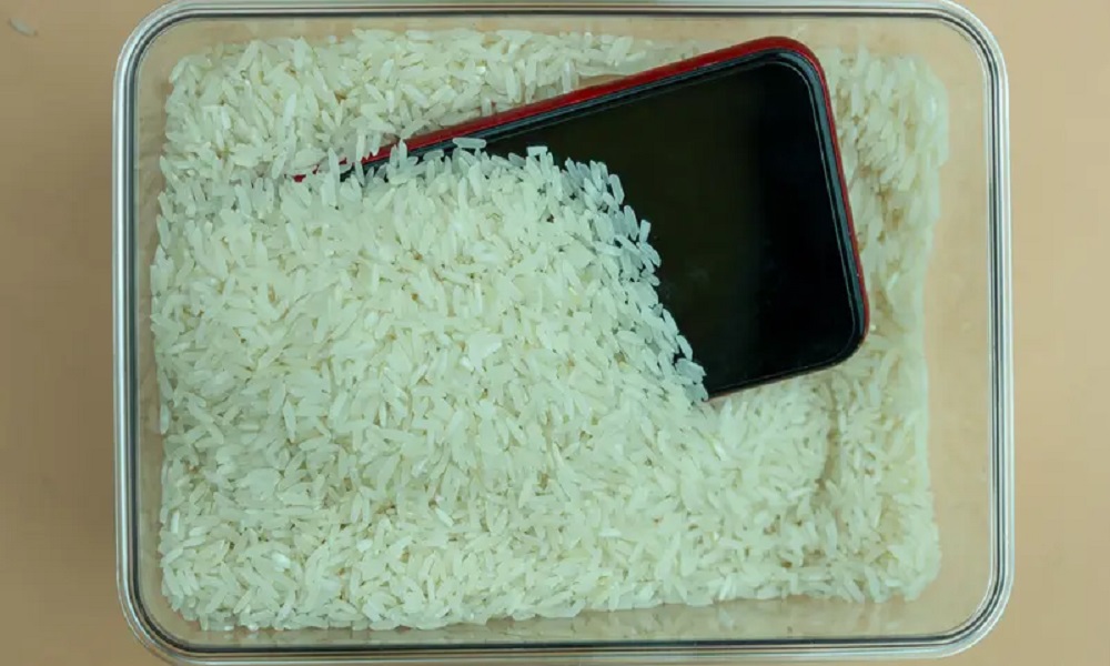 تحذير.. إياك ووضع هاتف مبلل في الأرز!