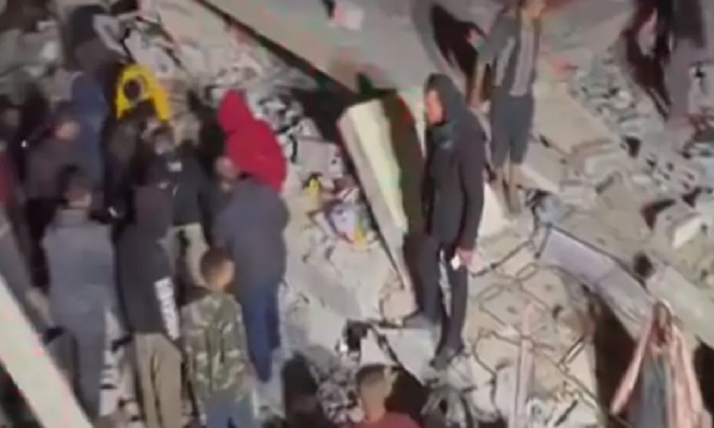 بالفيديو: قتلى وجرحى في غارة إسرائيلية على منزل برفح