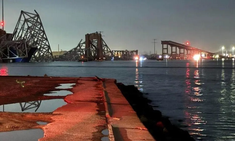بالفيديو: انهيار جسر في أميركا بعد اصطدام سفينة به!