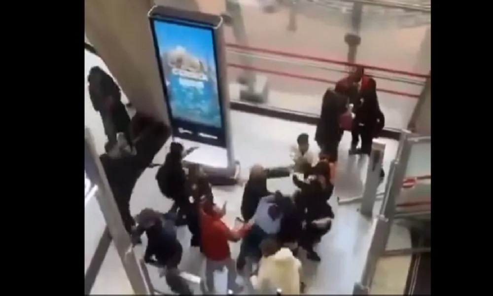 بالفيديو: شجار كبير في مطار باريس