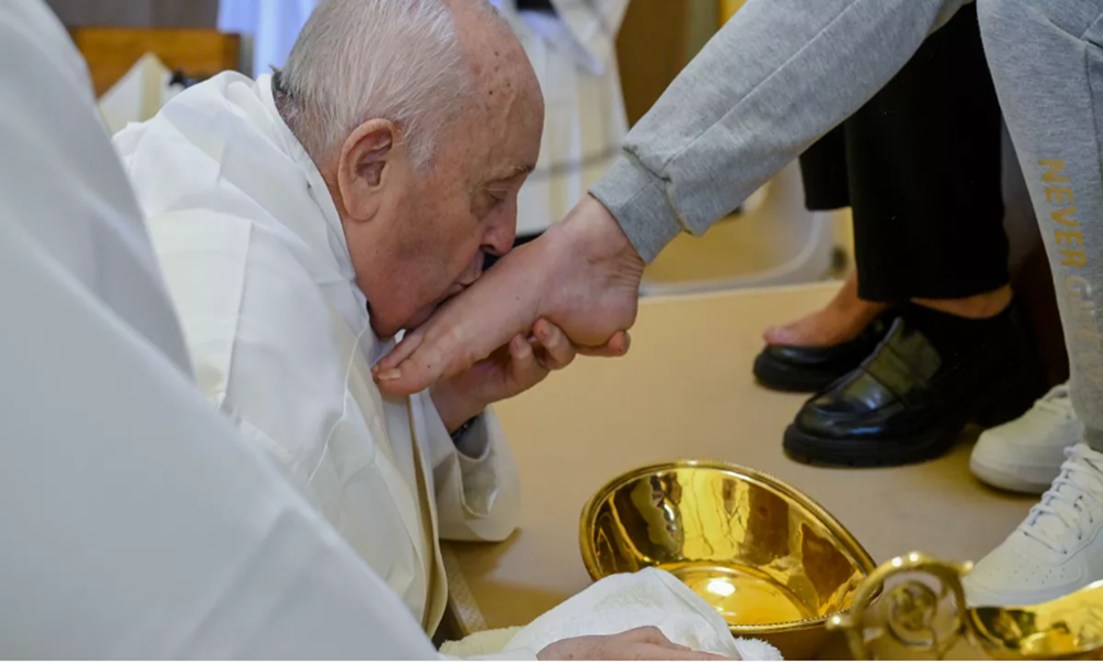 بالفيديو- البابا فرنسيس يغسل أقدام 12 سجينة