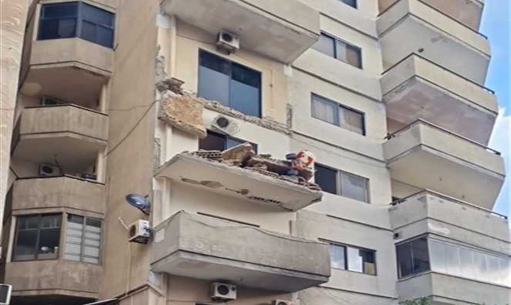 سقوط شرفة شقة في صور
