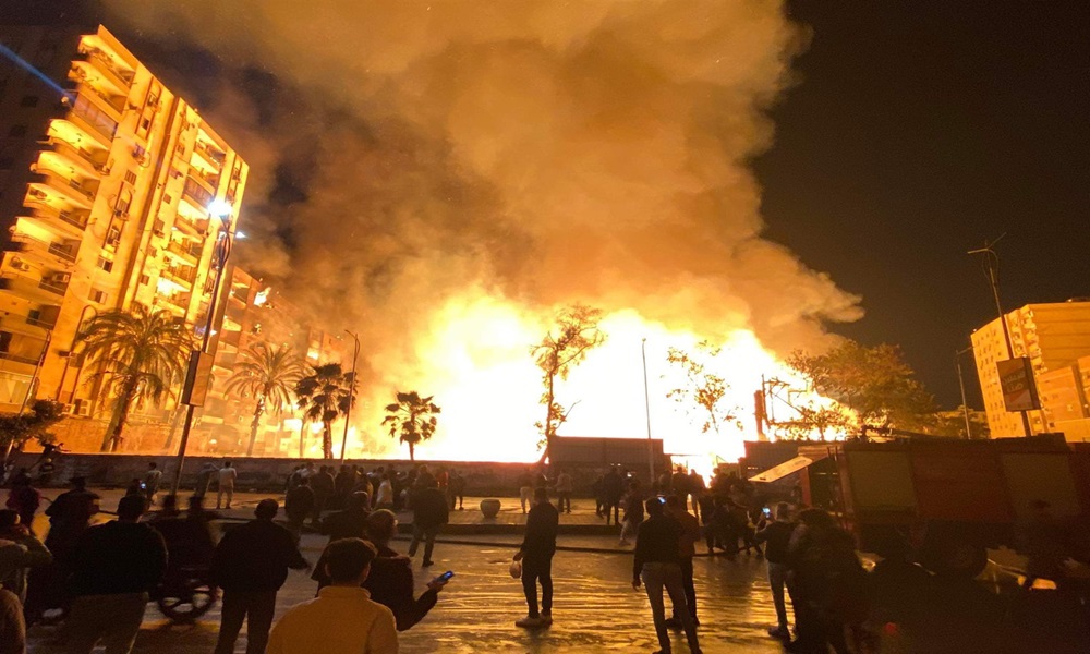 بالفيديو: حريق هائل يلتهم استديو تصوير مسلسل في مصر
