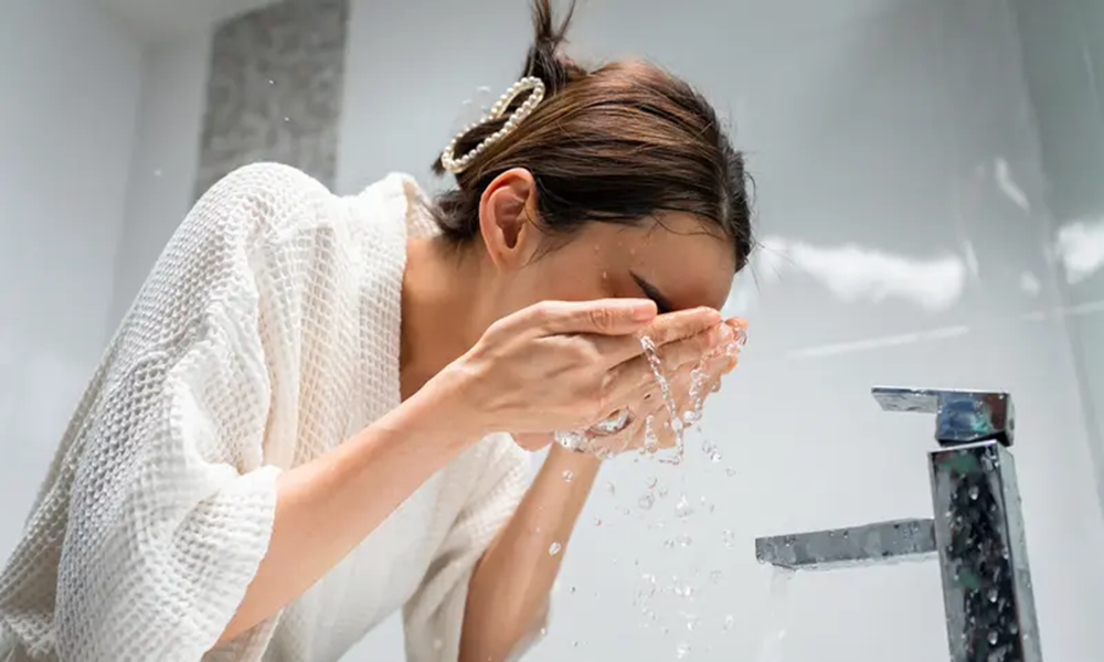 “غسل الوجه صباحاً ليس ضرورياً”.. أطباء يكشفون