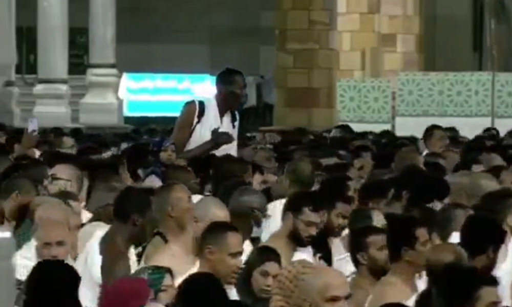 بالفيديو- رجل “عملاق” في الحرم المكي يثير دهشة الملايين!