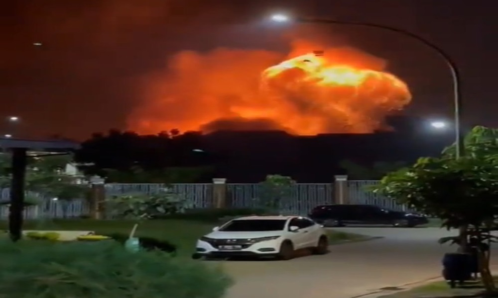 إنفجار ضخم في مستودع ذخيرة بإندونيسيا (فيديو)