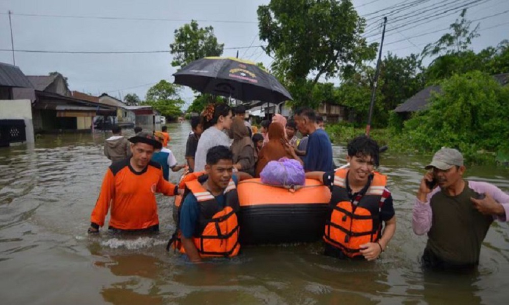 بالفيديو: ضحايا جراء فيضانات وانهيارات أرضية في إندونيسيا