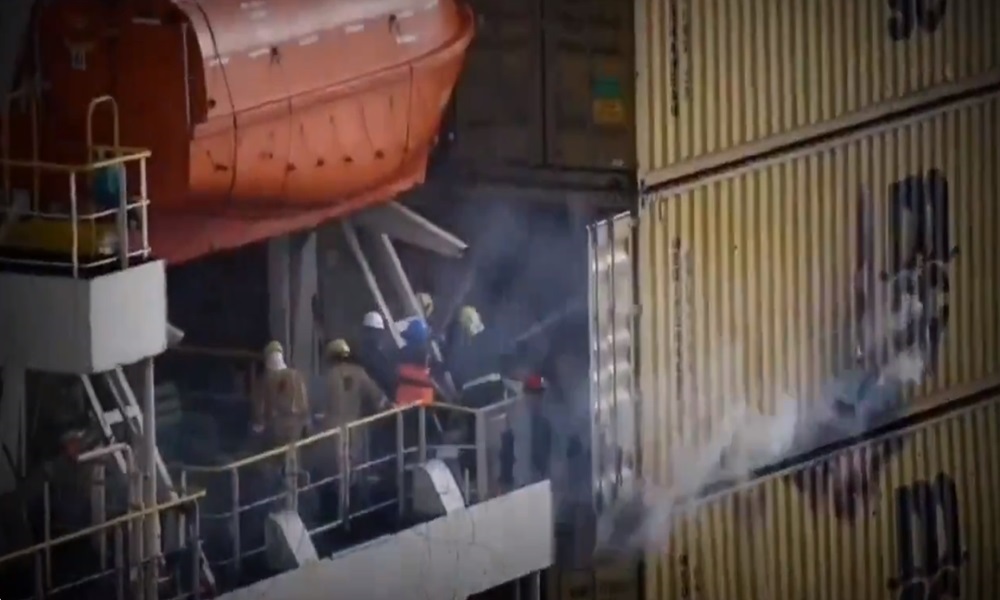 حريق على متن سفينة إسرائيلية في بحر العرب (فيديو)