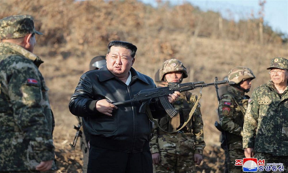 حاملًا بندقية.. زعيم كوريا الشمالية يتفقد قاعدة تدريب عسكرية