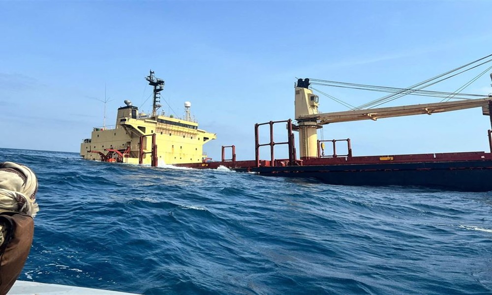 سفينة غارقة في البحر الأحمر… والجيش الأميركي يحذر