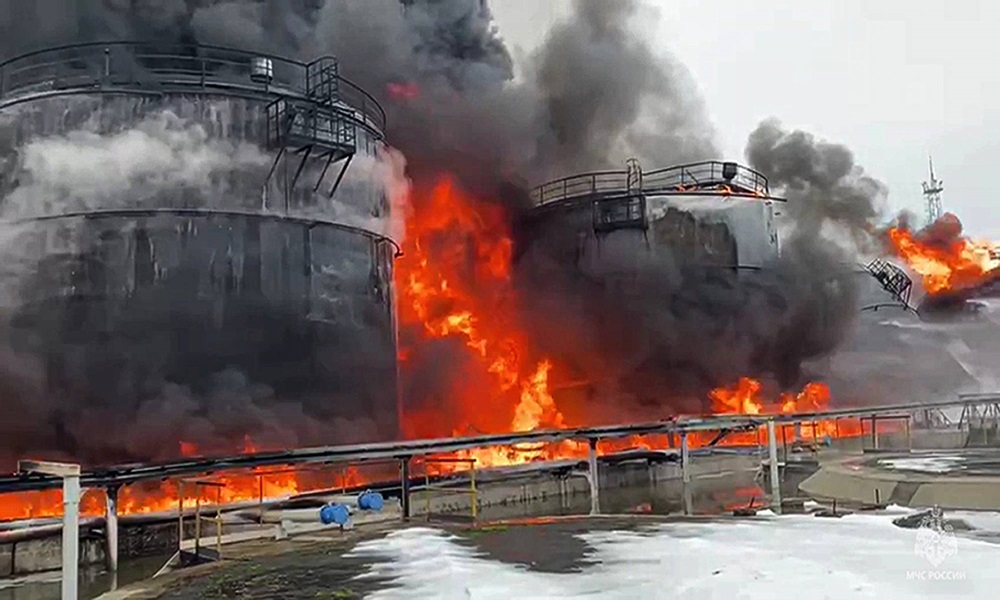 حريق كبير بعد استهداف روسيا ميناء أوديسا