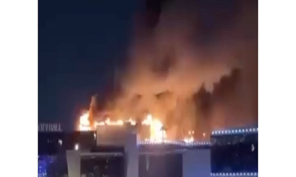 بالفيديو- انهيار سقف المجمع التجاري في موسكو بسبب النيران