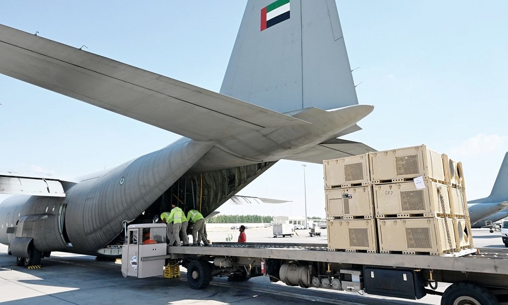 تحمل “كسوة العيد”.. طائرة مساعدات إماراتية إلى غزة