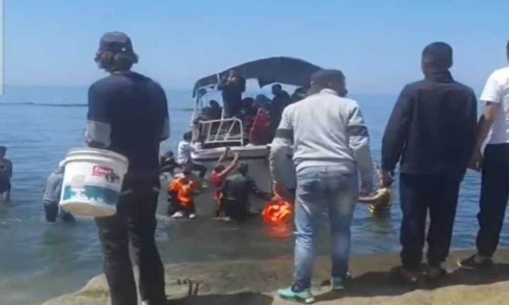 بالفيديو: عودة مركب هجرة غير شرعي إلى شاطئ الميناء