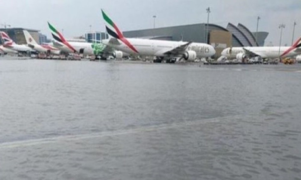 مطار دبي يغرق بمياه الامطار! (فيديو)