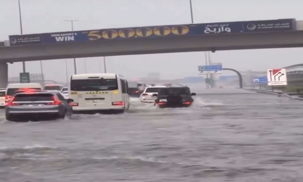 بالفيديو: أمطار غزيرة تغرق مدينة دبي
