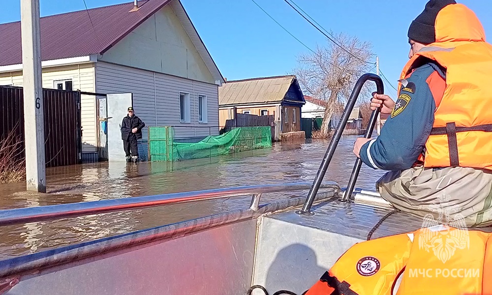 الفيضانات تغمر منازل مقاطعة أورينبورغ الروسية