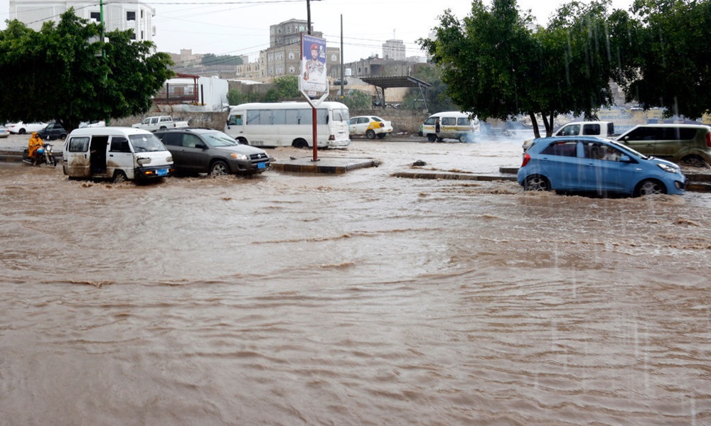 بالفيديو: سيول غير مسبوقة في العاصمة اليمنية