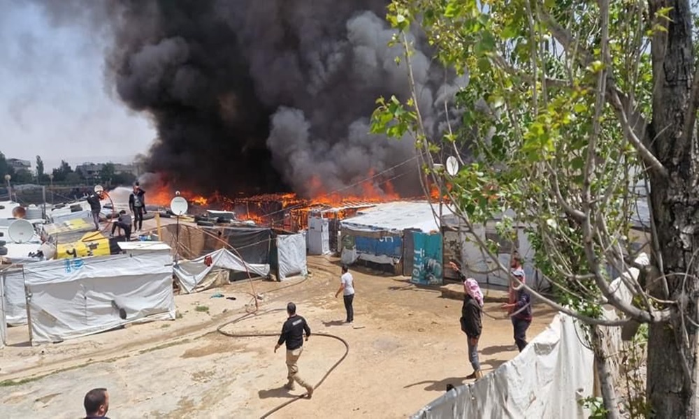 بالفيديو: حريق كبير داخل مخيم للنازحين في زحلة