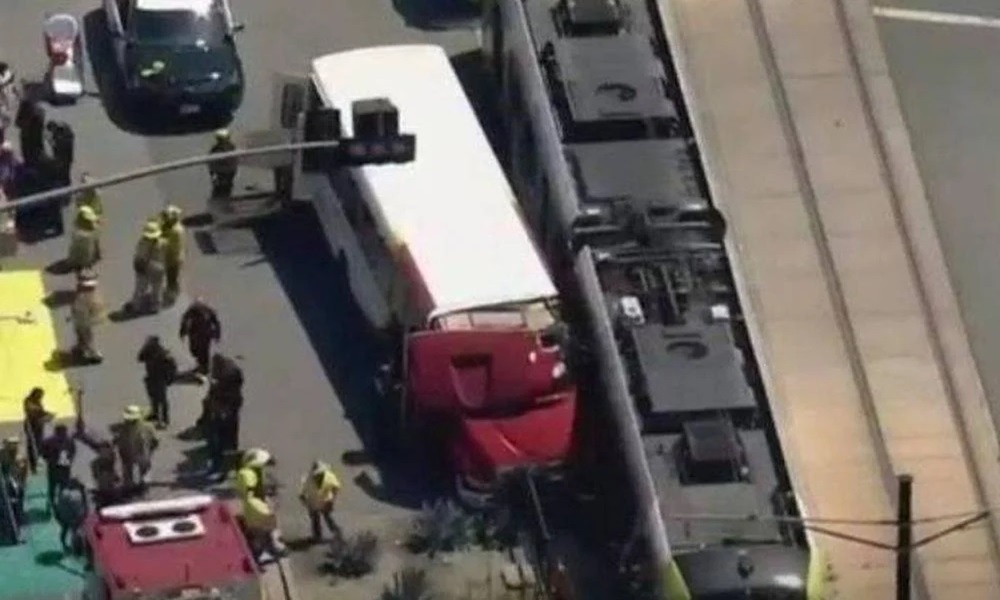 جرحى جراء اصطدام قطار بحافلة في لوس أنجلوس (فيديو)