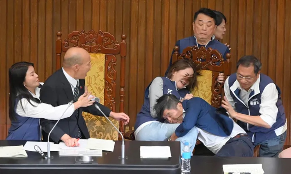 بالفيديو: برلمان تايوان يتحوّل إلى “حلبة مصارعة”!