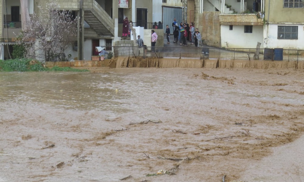 بالفيديو: السيول تجتاح منازل ومحال بلدة علي النهري