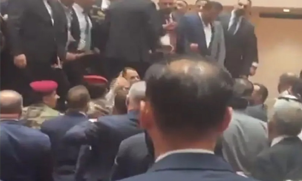 بالفيديو: عراك بين النواب في البرلمان العراقي