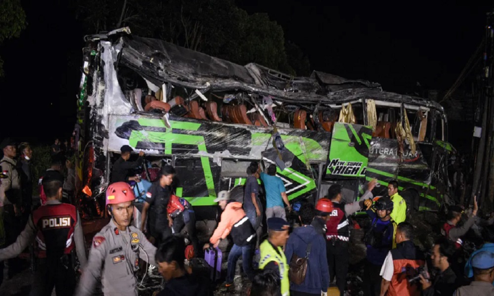 مقتل 11 بحادثة تحطم حافلة في إندونيسيا