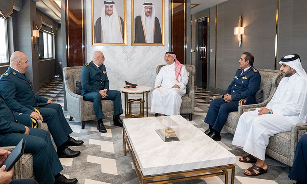 لقاء بين قائد الجيش ووزير الدولة لشؤون الدفاع القطري