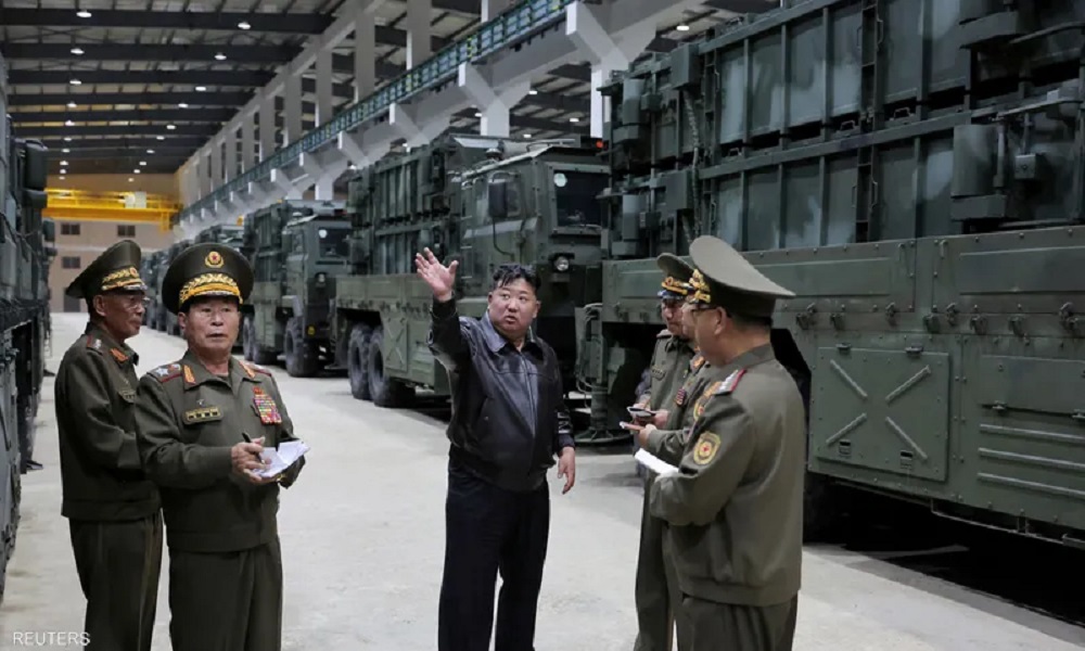 كيم يشرف على اختبار صاروخ بتكنولوجيا جديدة