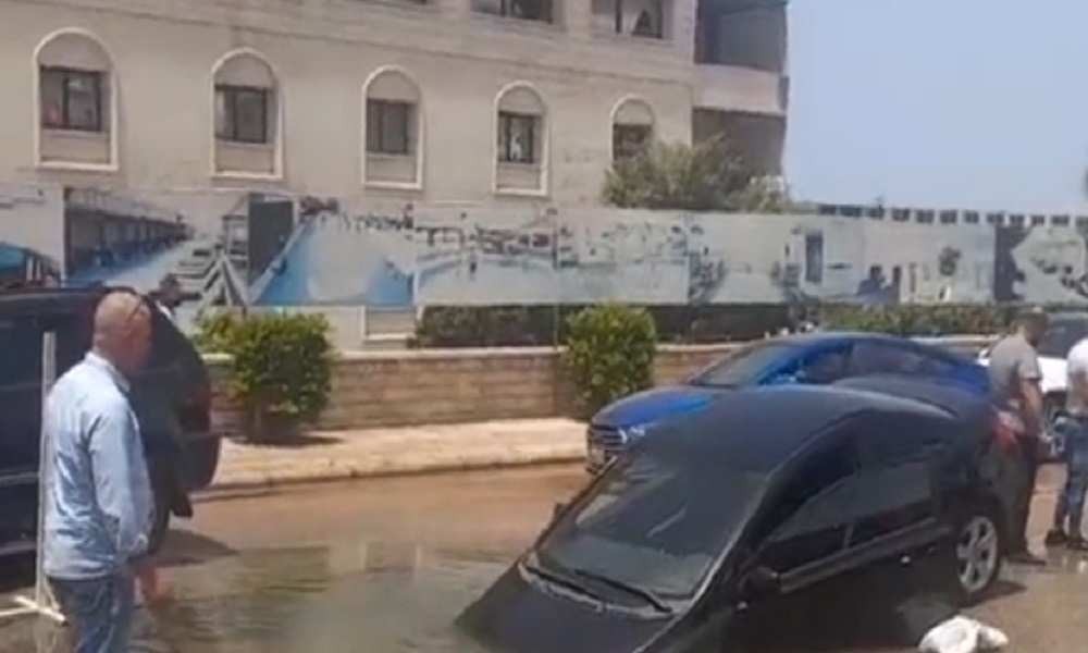 بالفيديو: سقوط سيارة في بركة مياه وسط الطريق