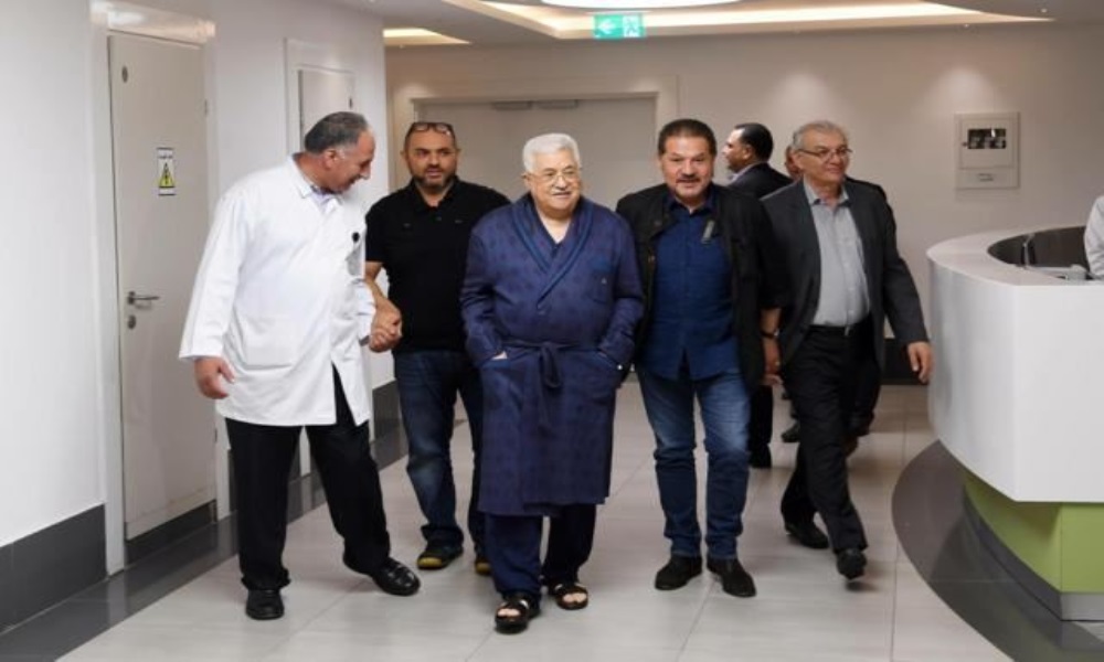 بالصورة: الرئيس الفلسطيني يغادر المستشفى