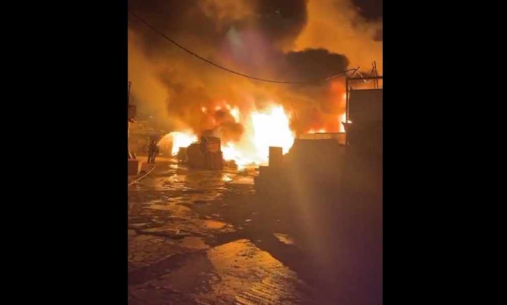 حريق ضخم داخل معمل في الشويفات