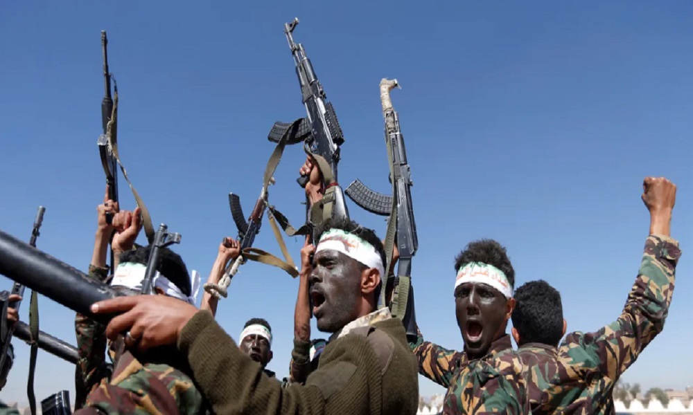 عشرات القتلى بغارات أميركية بريطانية تستهدف الحوثيين