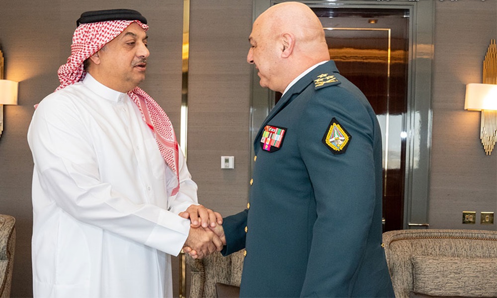 زيارة ناجحة لقائد الجيش إلى قطر: مساعدات ولا سياسة