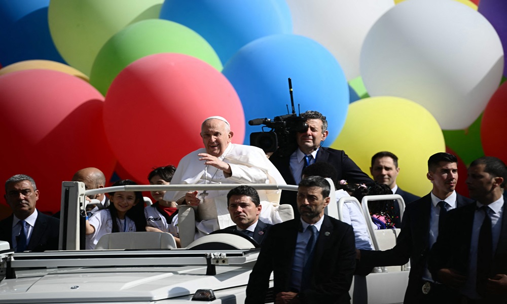 بالصورة: البابا فرنسيس في مباراة لكرة القدم