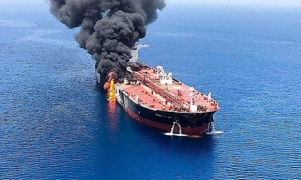 حريق على متن سفينة أصيبت بصواريخ يمنية