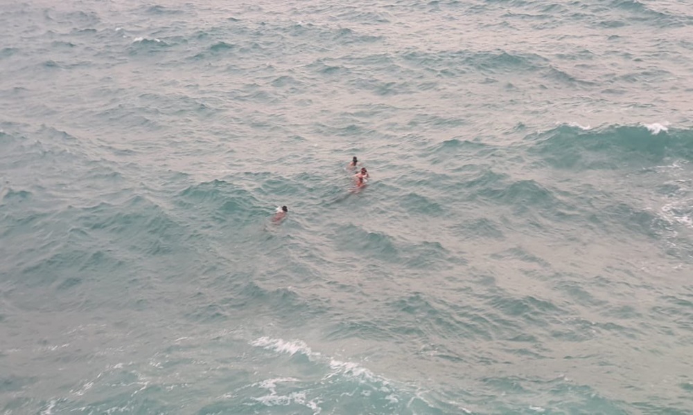 بالصور- إنقاذ 4 مواطنين من الغرق بصور!