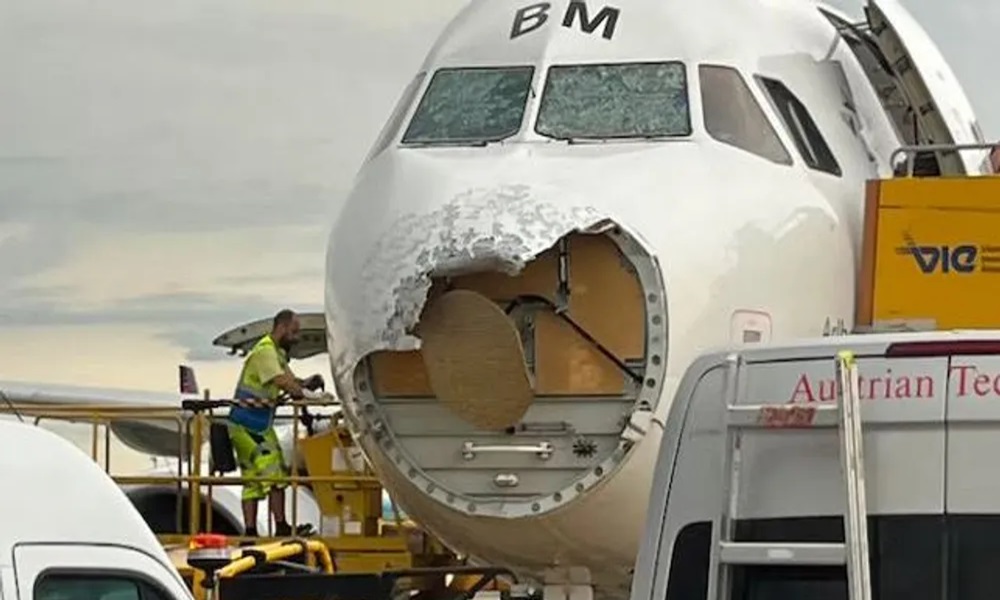 عاصفة بردية تتسبب بأضرار جسيمة في طائرة (فيديو)