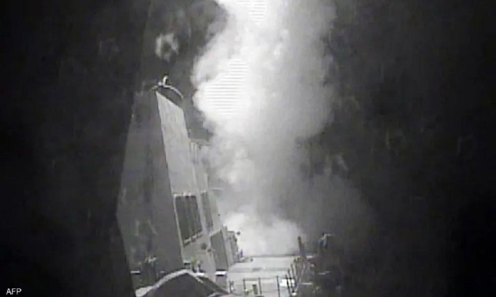 نشوب حريق في سفينة جراء القصف في عدن