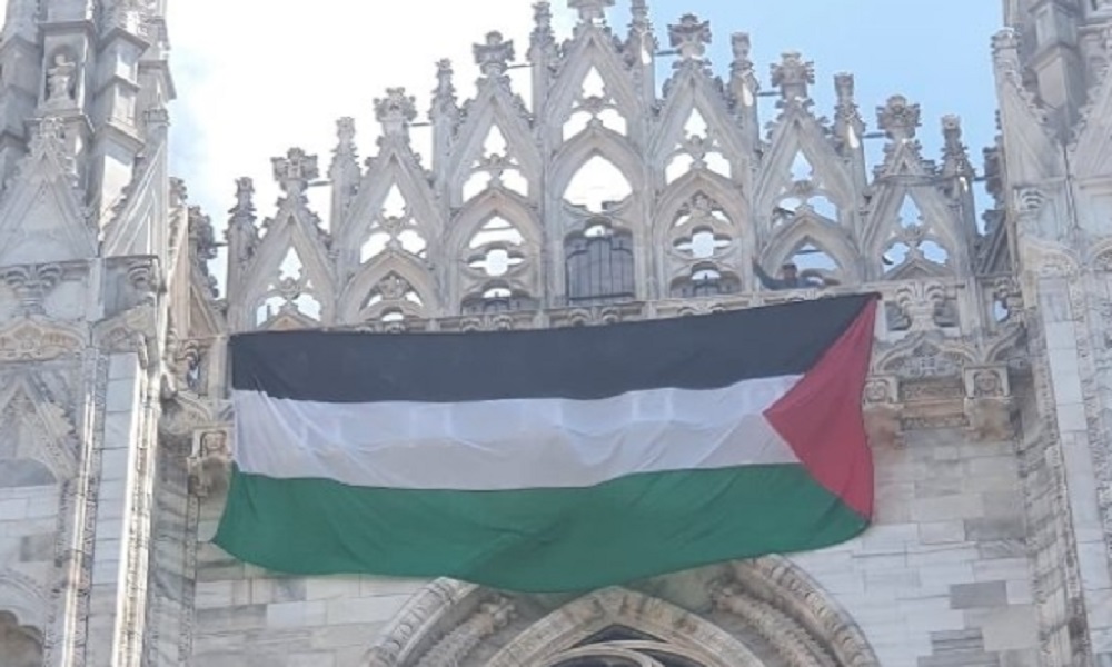 بالفيديو: نائب إيطالي سابق يرفع علم فلسطين في ميلانو