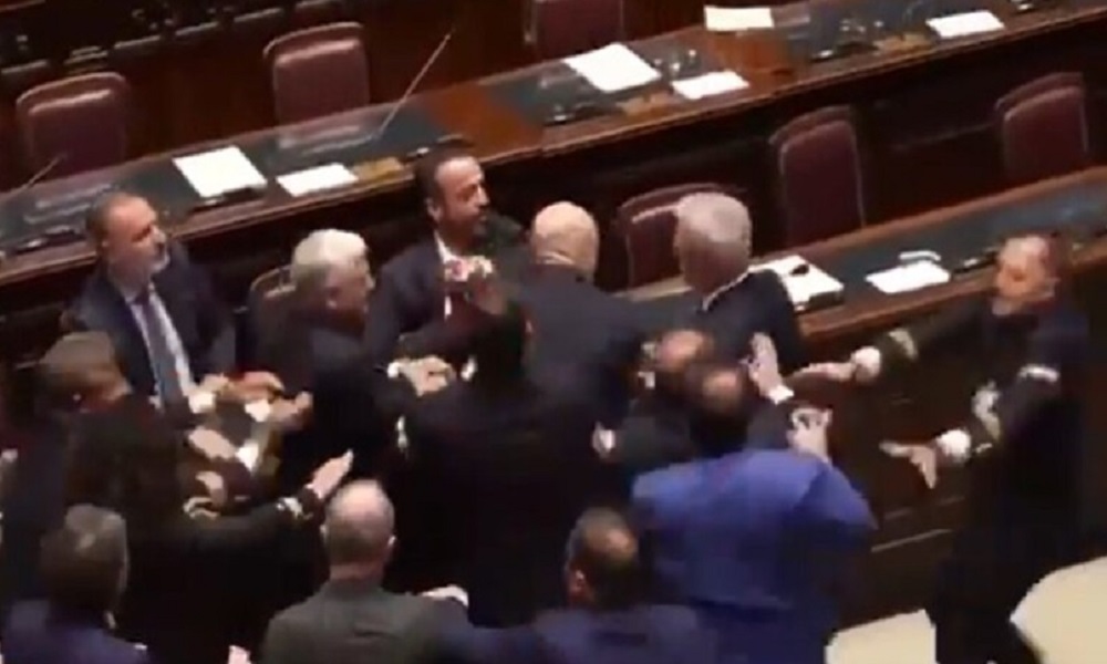 بالفيديو: فوضى كبيرة وعراك داخل البرلمان الإيطالي