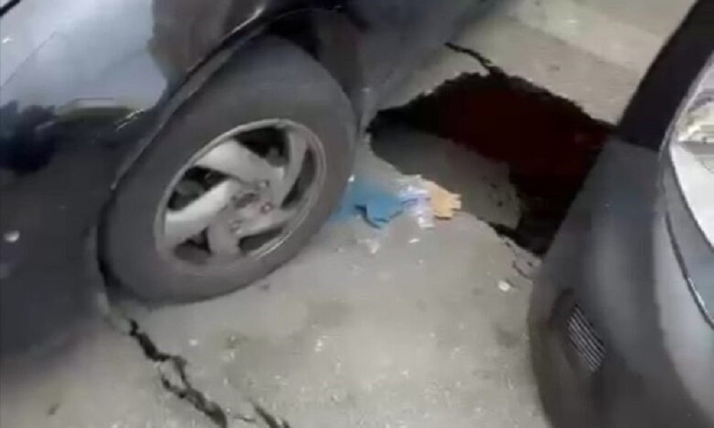 بالفيديو: انخساف الطريق في فرن الشباك