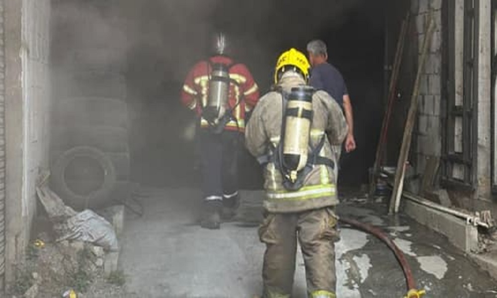 إخماد حريق داخل معمل للألومنيوم في عمشيت (صور)