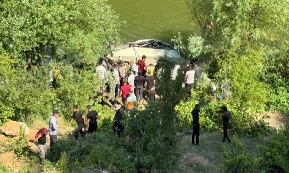 سقوط حافلة تقل عشرات الطلاب في نهر العاصي (فيديو)
